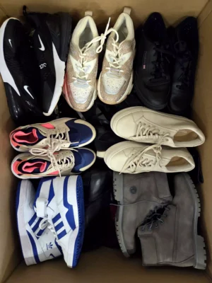 The photo shows a package with footwear in the category SH.