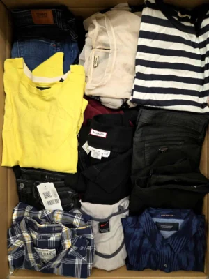The photo shows a package with clothing in the category U.