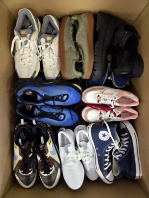 The photo shows a package with footwear in the category SH.