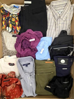 The photo shows a package with clothing in the category U.