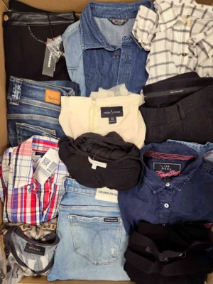 The photo shows a package with clothing in the category U.