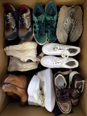 The photo shows a package with footwear in the category SH.