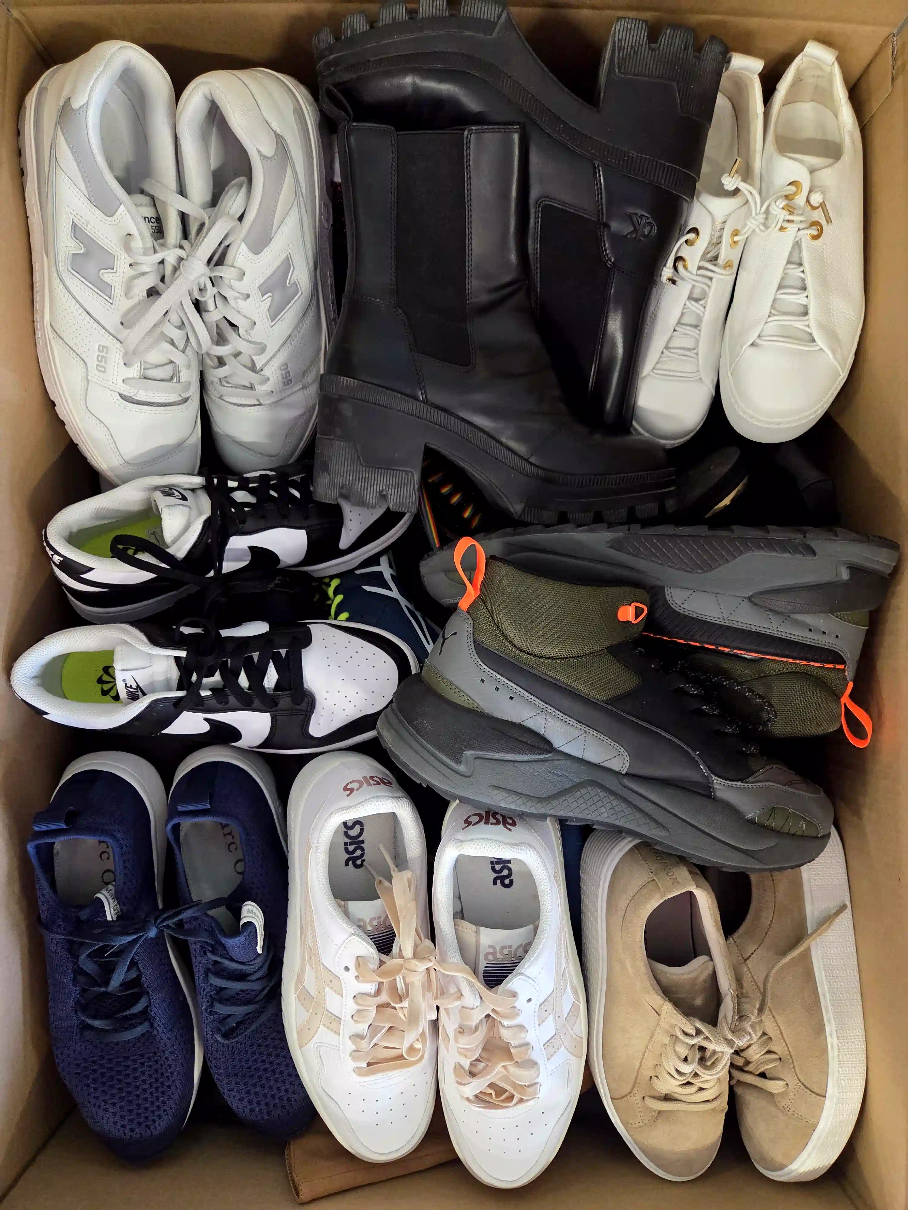 SH2090 3 The photo shows a package with footwear in the category SH.