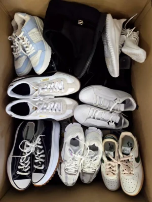 The photo shows a package with footwear in the category SH.