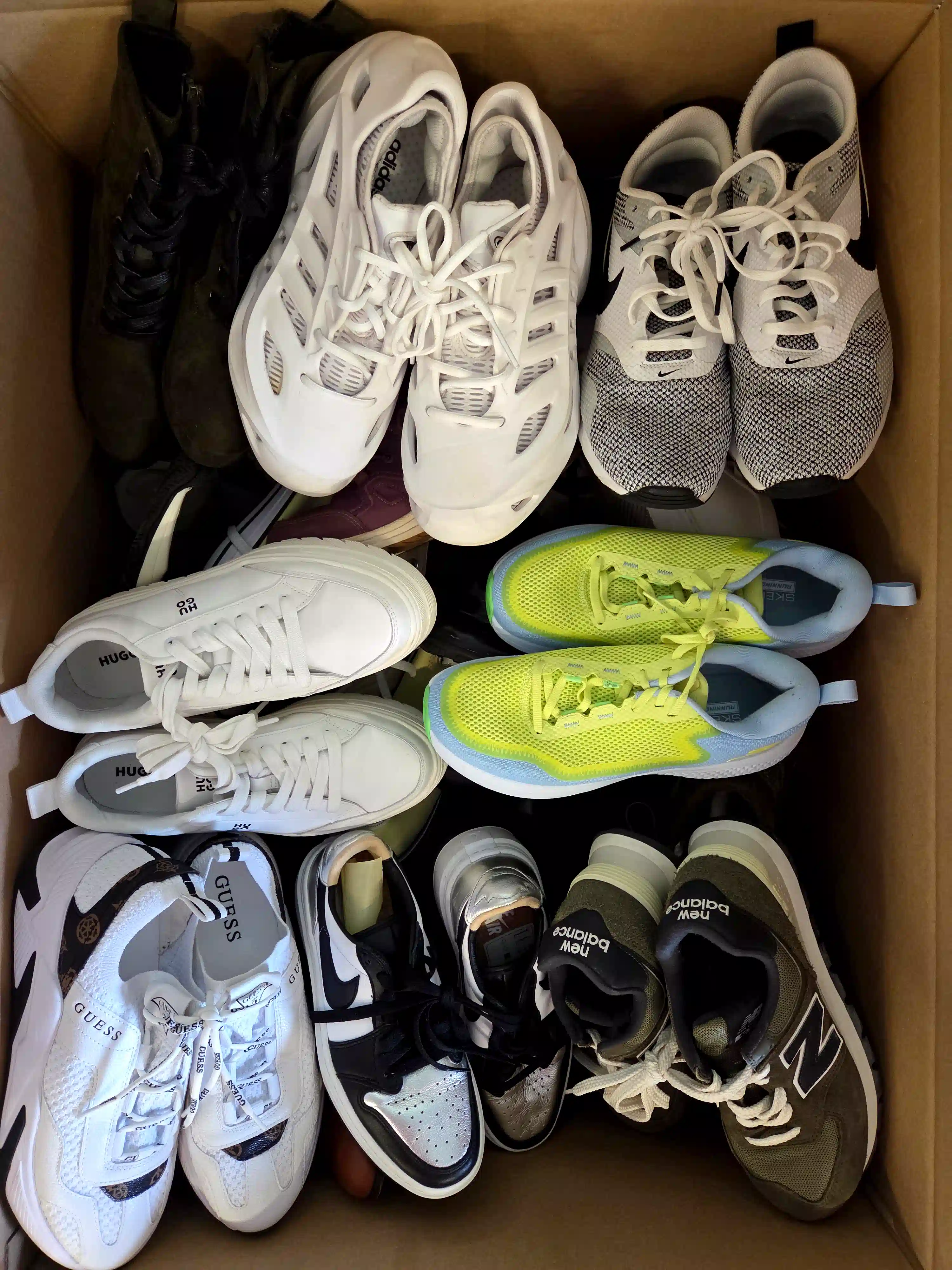 SH2096 3 The photo shows a package with footwear in the category SH.