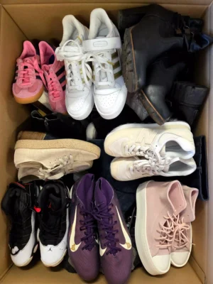 The photo shows a package with footwear in the category SH.