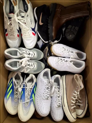 The photo shows a package with footwear in the category SH.
