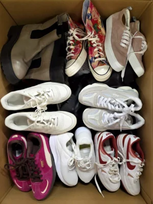 The photo shows a package with footwear in the category SH.