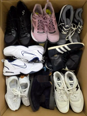 The photo shows a package with footwear in the category SH.
