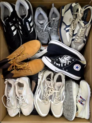 The photo shows a package with footwear in the category SH.