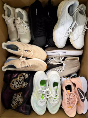 The photo shows a package with footwear in the category SH.
