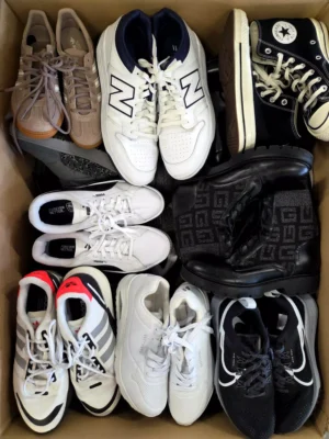 The photo shows a package with footwear in the category SH.