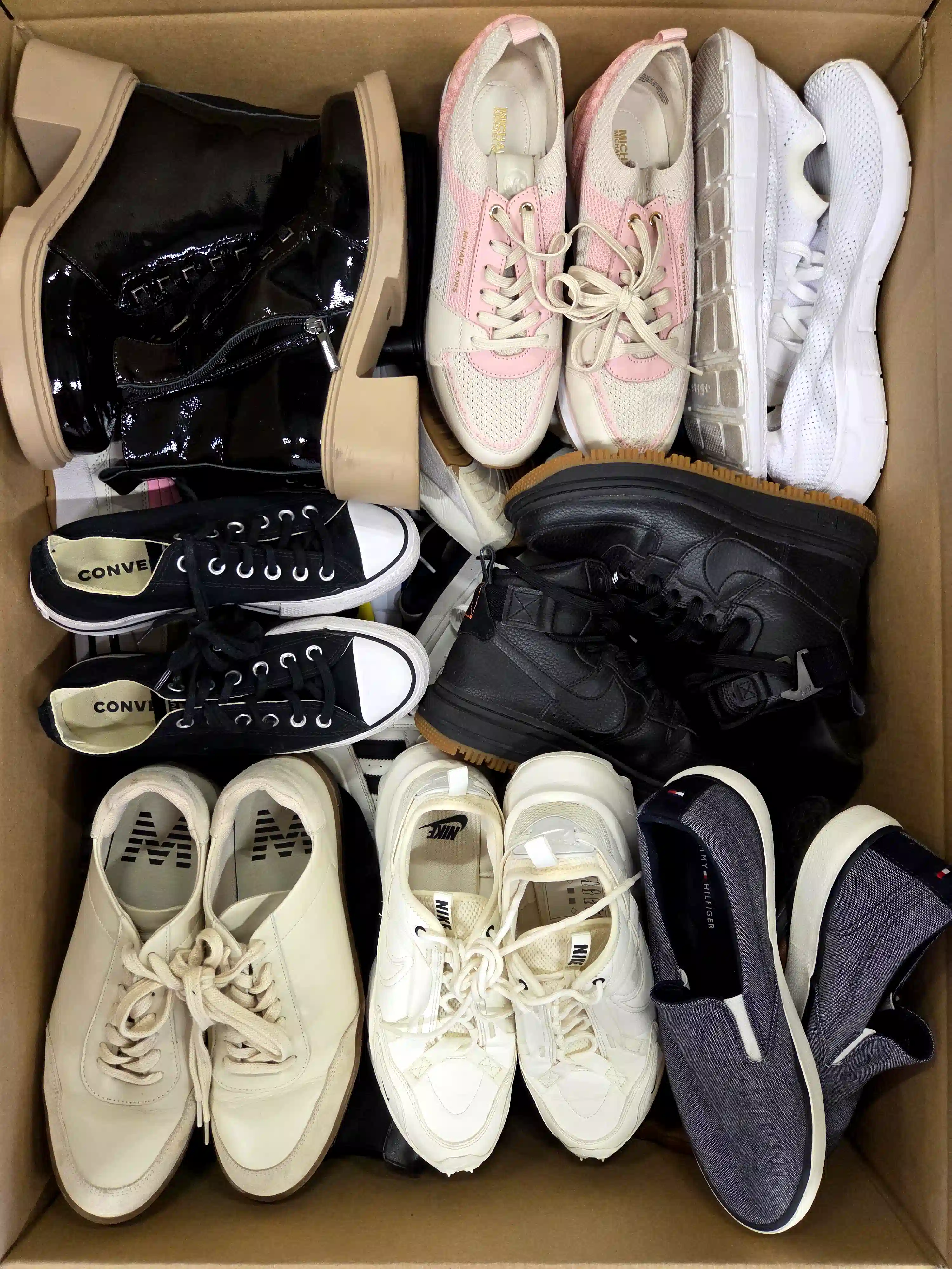 SH2152 3 The photo shows a package with footwear in the category SH.