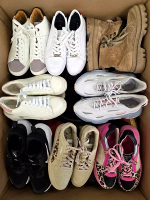 The photo shows a package with footwear in the category SH.