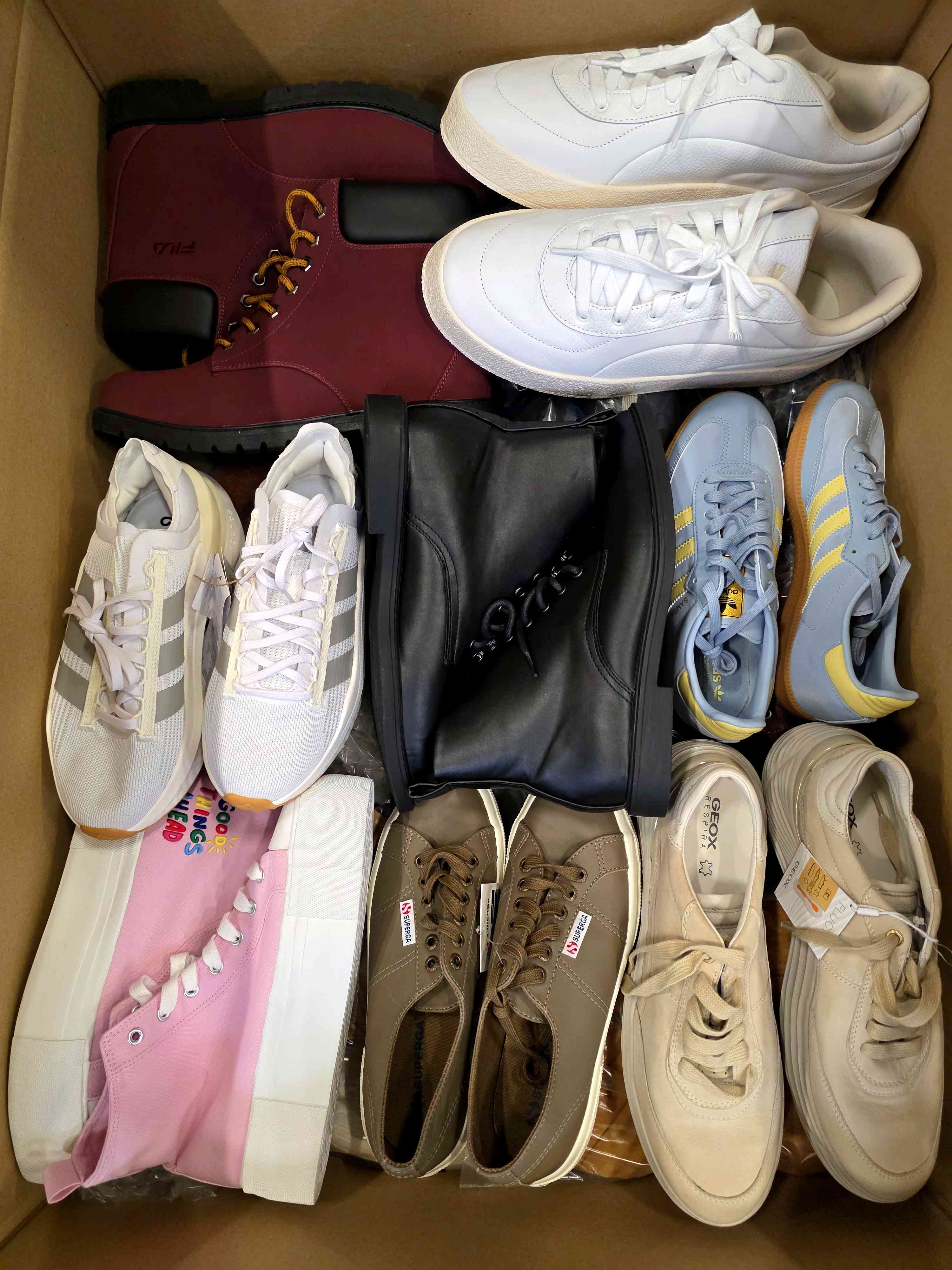 BSU225 3 The photo shows a package with footwear in the category BSU.