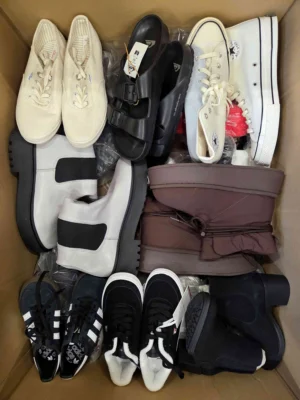The photo shows a package with footwear in the category BSU.