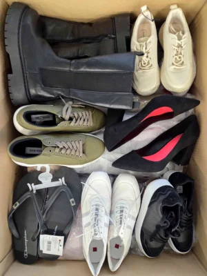 The photo shows a package with footwear in the category BSU.