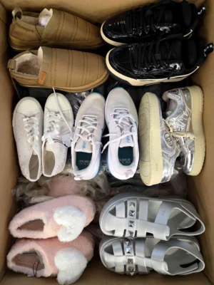 The photo shows a package with footwear in the category BSU.