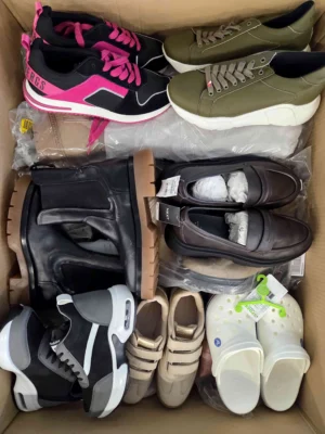 The photo shows a package with footwear in the category BSU.