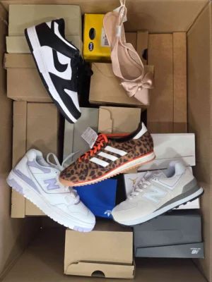 The photo shows a package with footwear in the category BS.