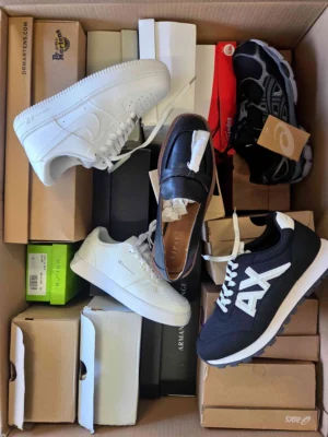 The photo shows a package with footwear in the category BS.