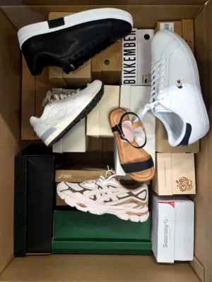 The photo shows a package with footwear in the category BS.