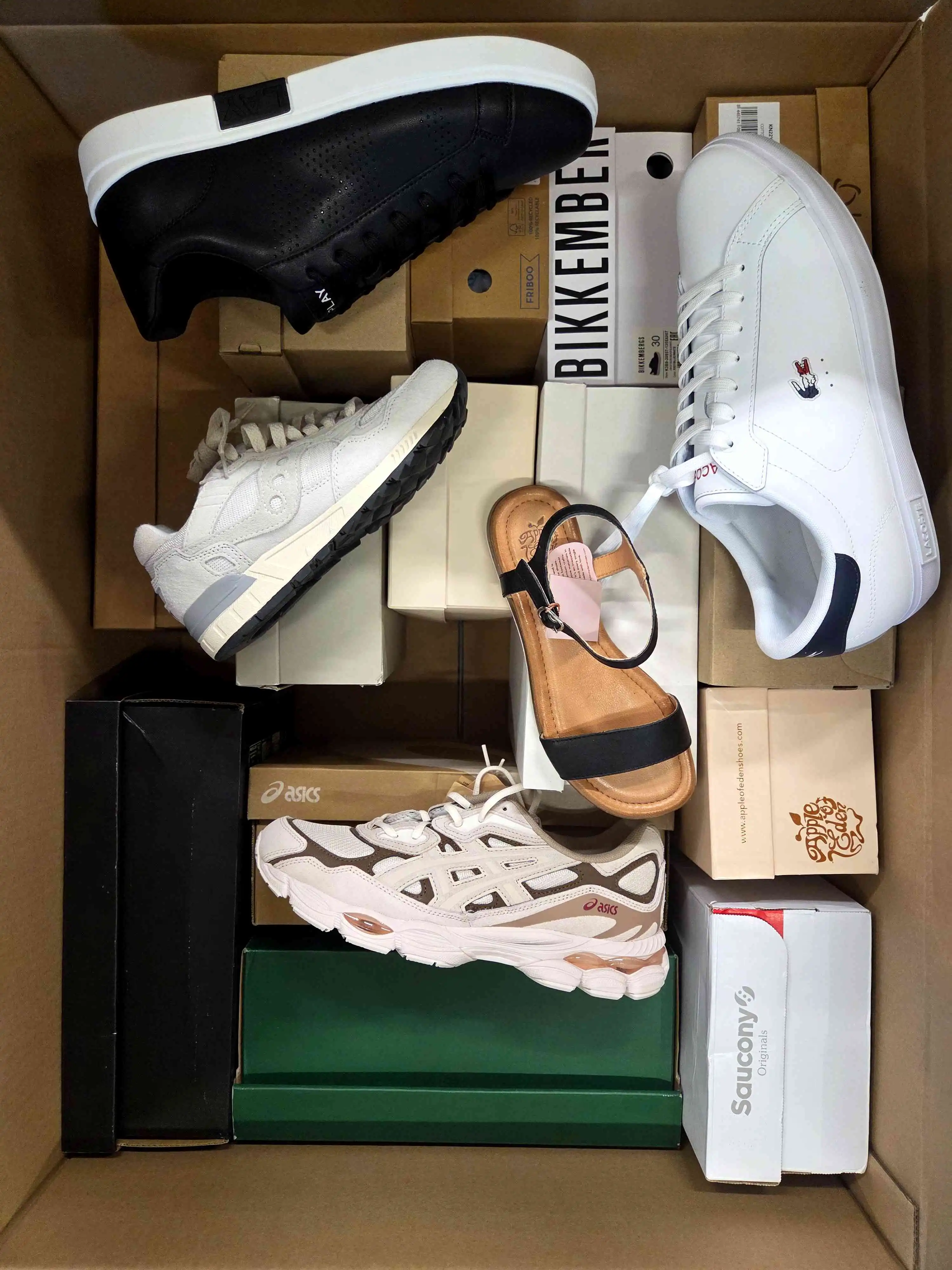 BS3198 3 The photo shows a package with footwear in the category BS.
