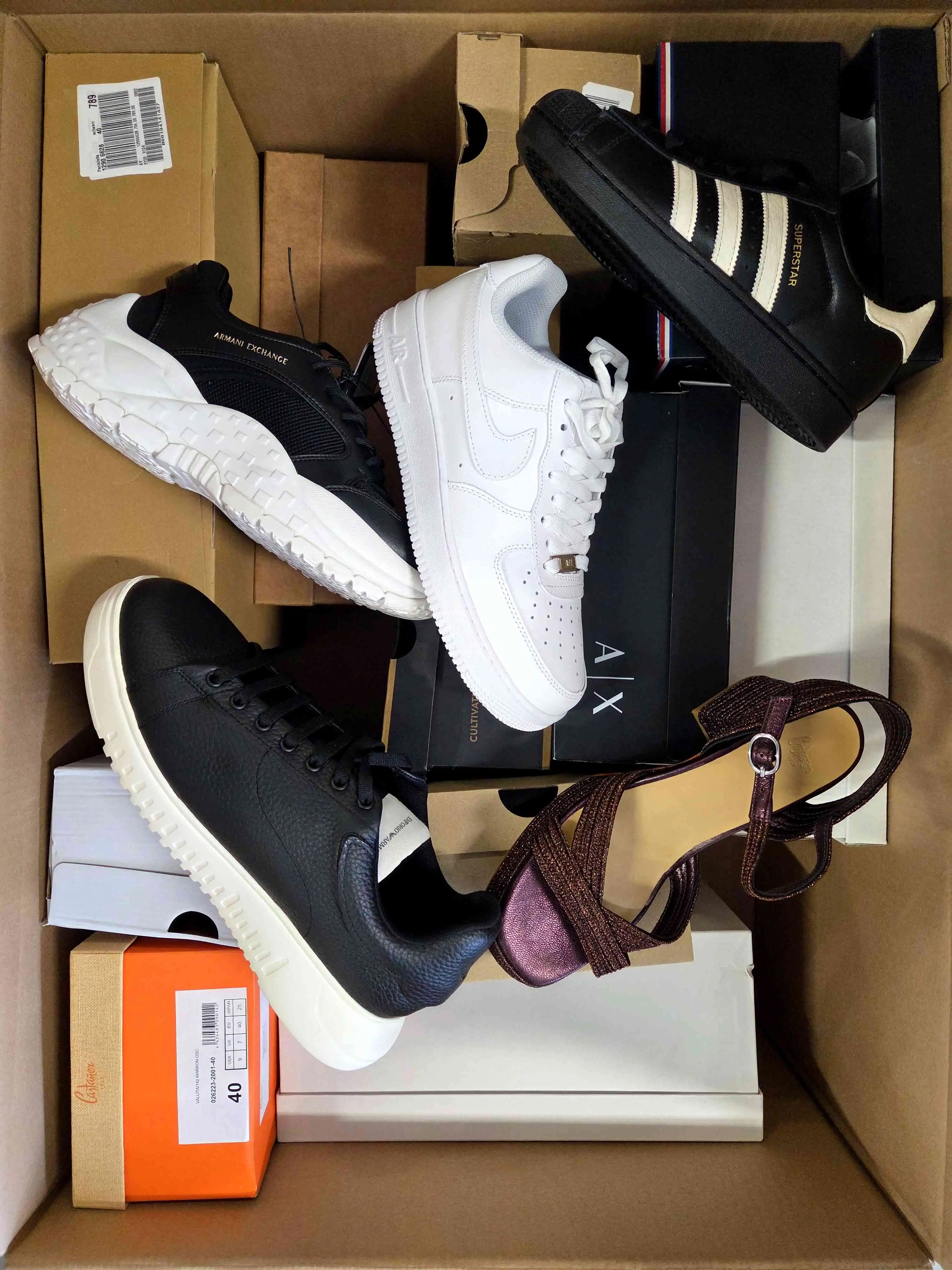 BS3282 2 The photo shows a package with footwear in the category BS.