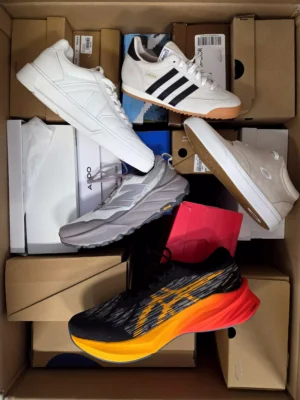 The photo shows a package with footwear in the category BS.