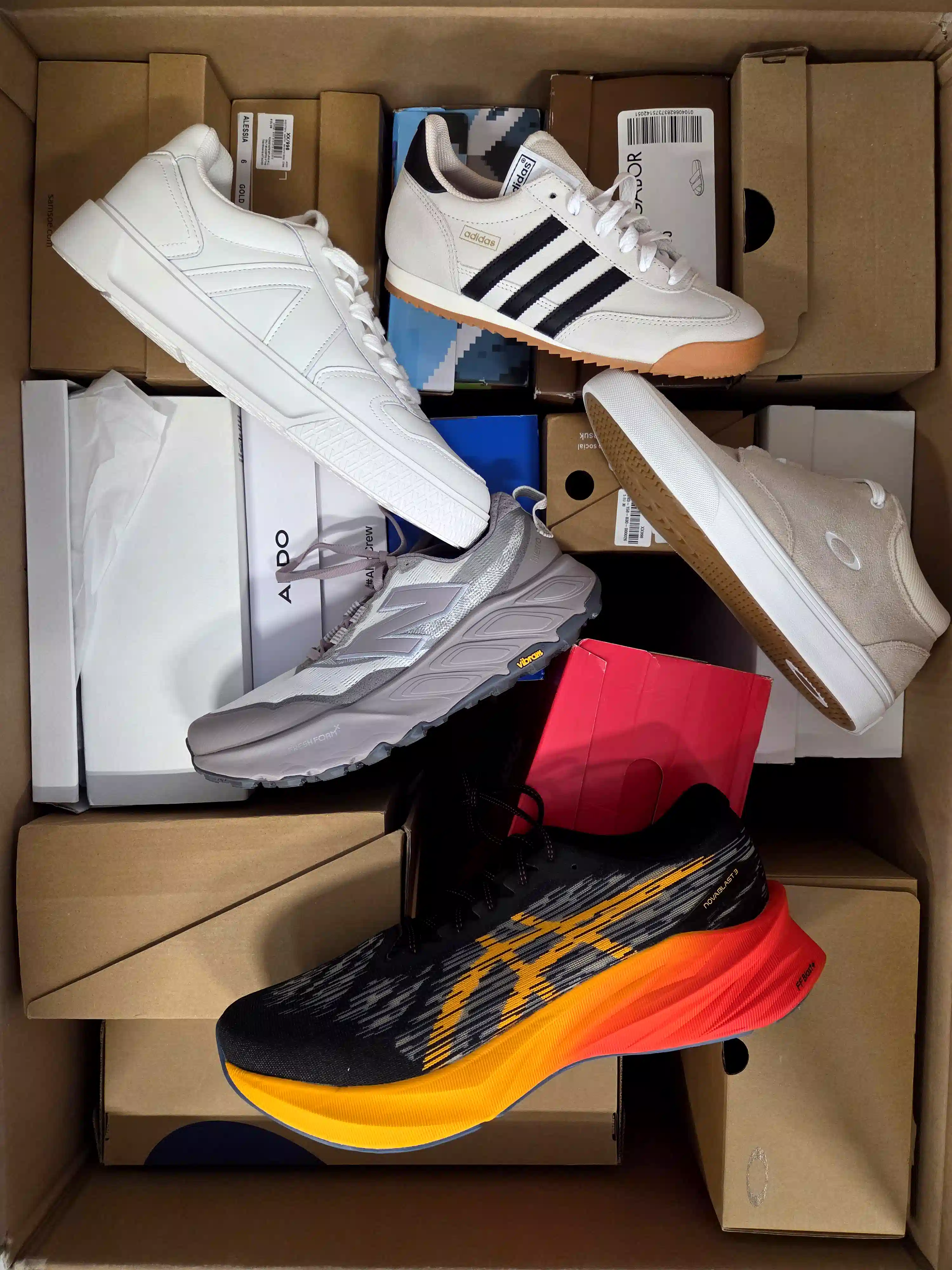 BS3384 3 The photo shows a package with footwear in the category BS.