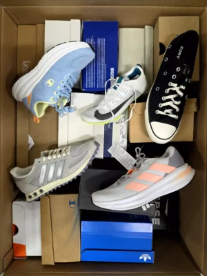 The photo shows a package with footwear in the category BS.