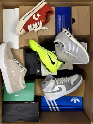 The photo shows a package with footwear in the category BS.