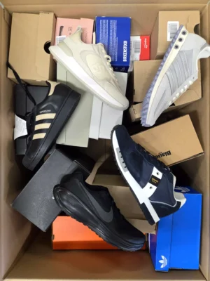 The photo shows a package with footwear in the category BS.