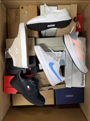 The photo shows a package with footwear in the category BS.