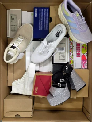 The photo shows a package with footwear in the category BS.