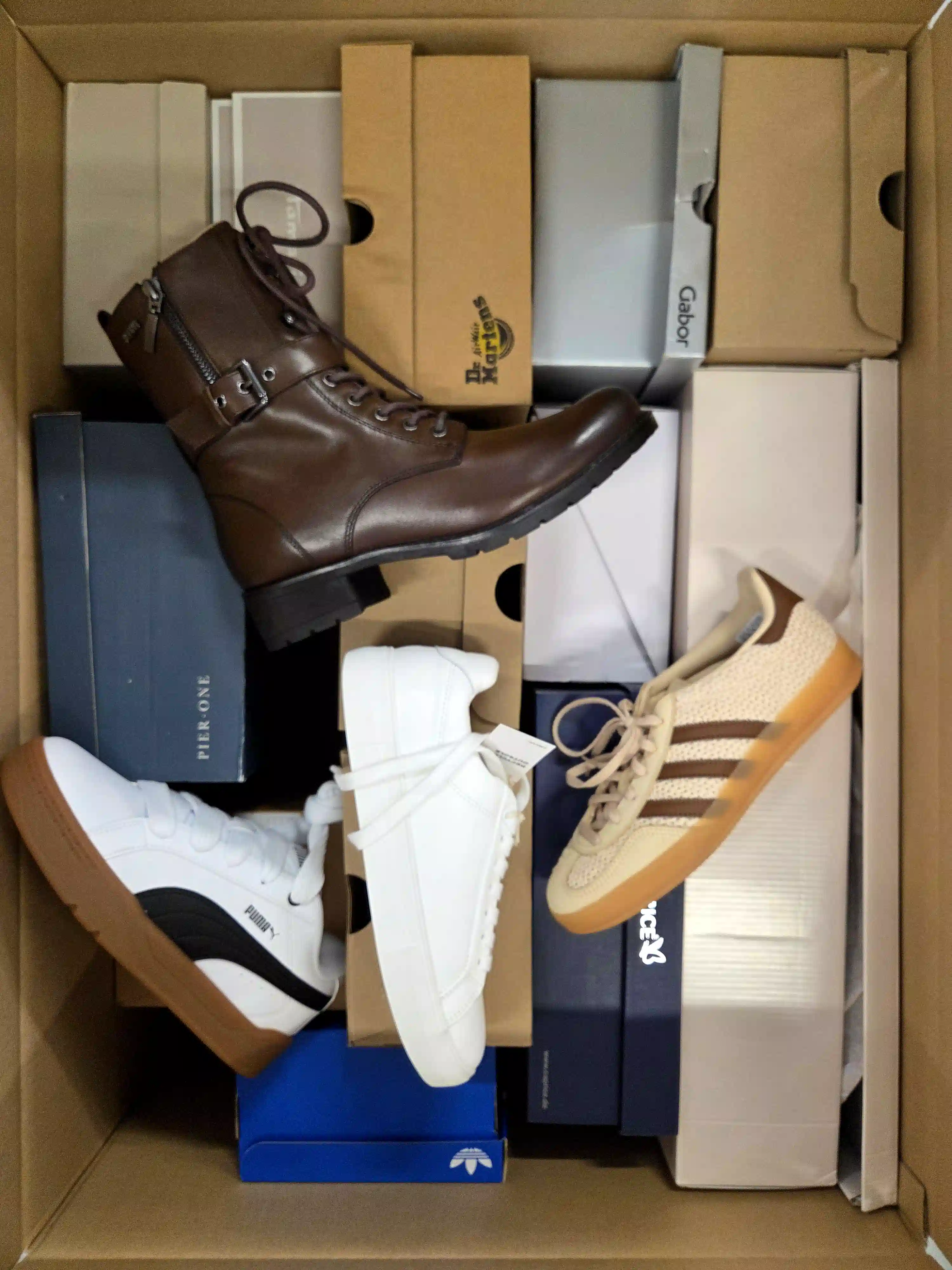 BS3477 3 The photo shows a package with footwear in the category BS.