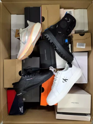 The photo shows a package with footwear in the category BS.