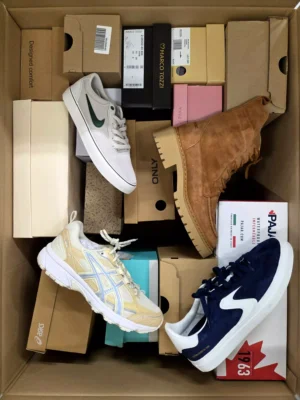 The photo shows a package with footwear in the category BS.
