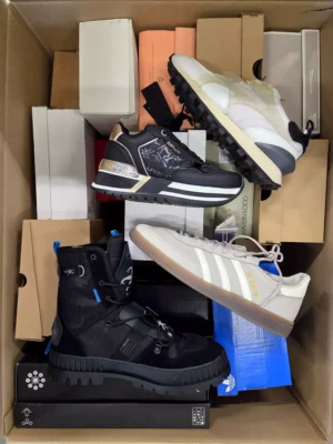 The photo shows a package with footwear in the category BS.