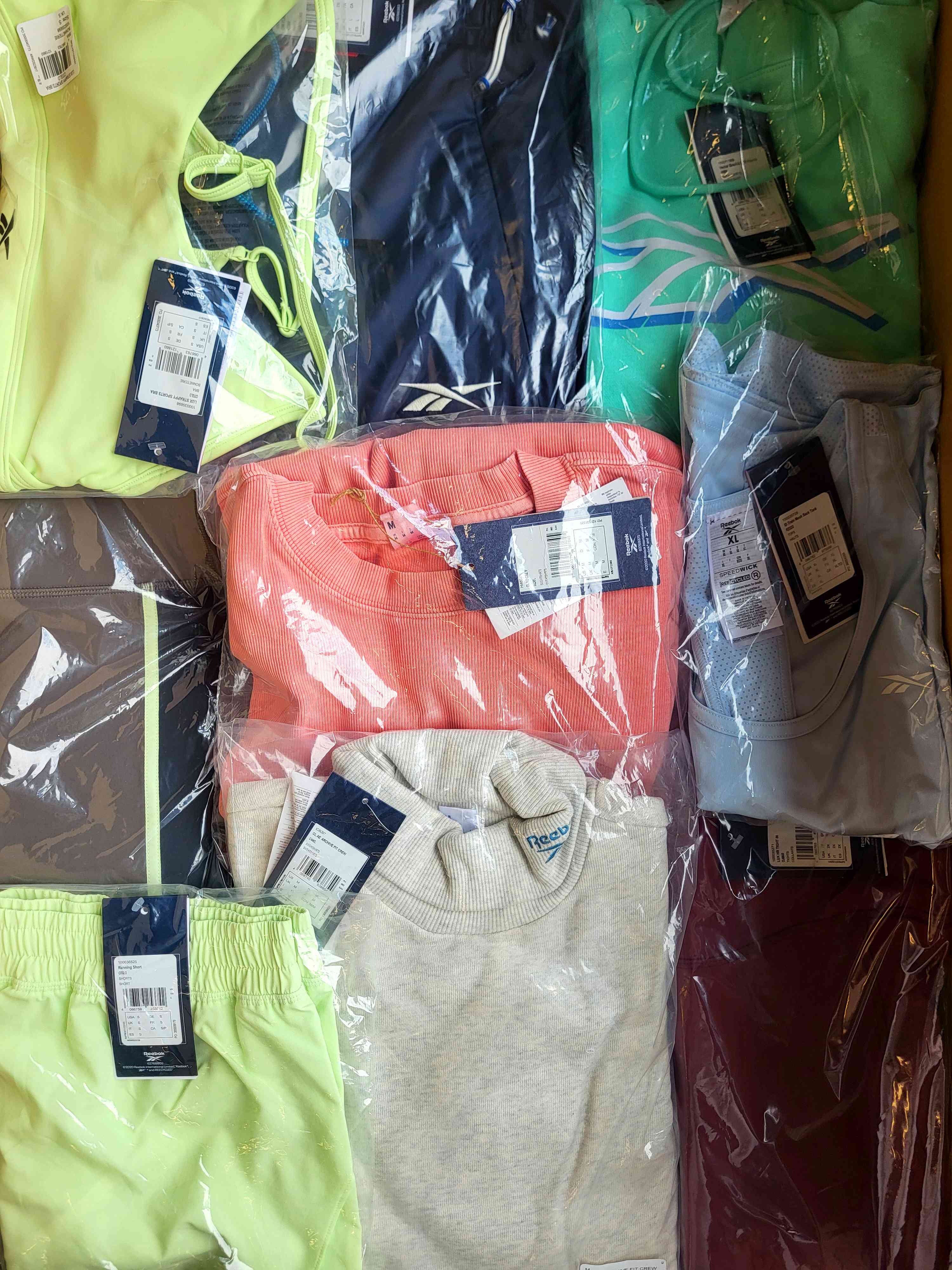 R402 3 The photo shows a package with clothing in the category R.
