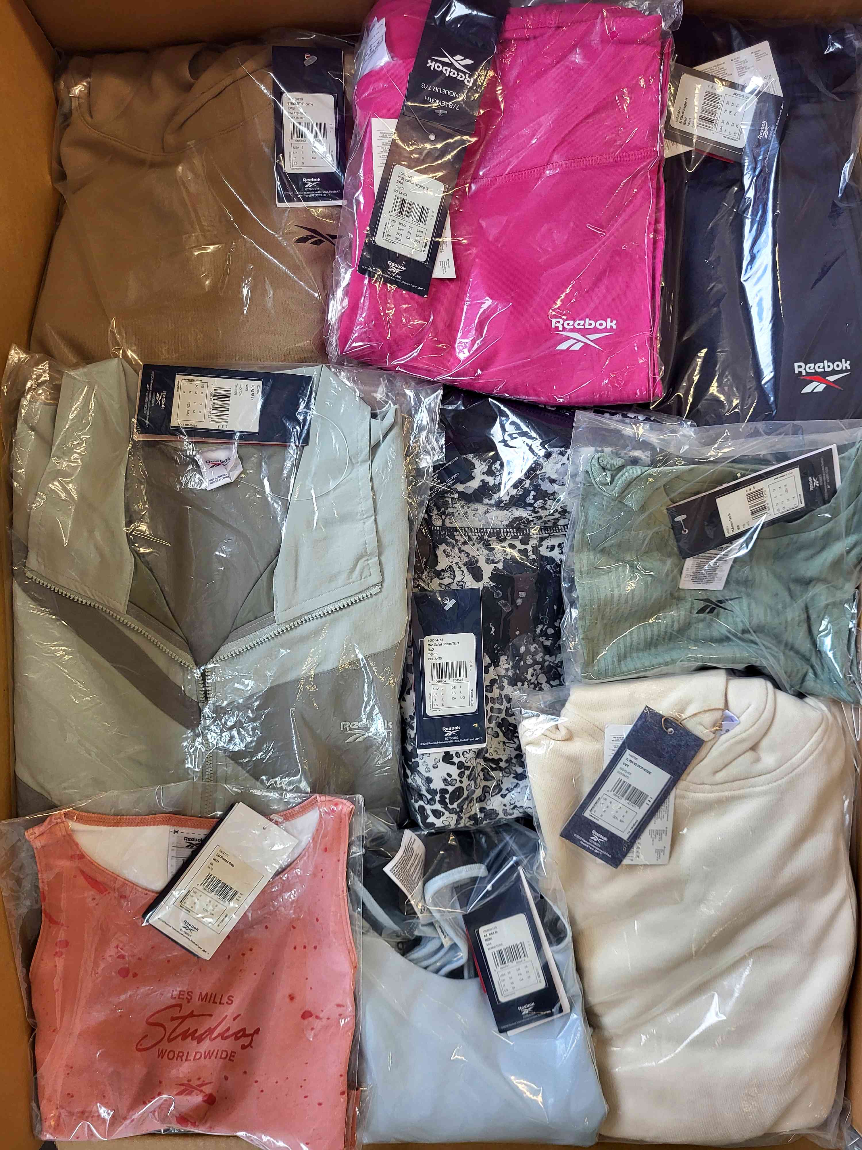 R404 3 The photo shows a package with clothing in the category R.