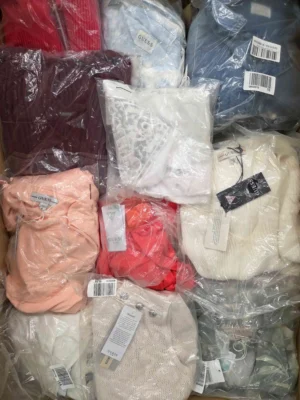 The photo shows a package with clothing in the category B.