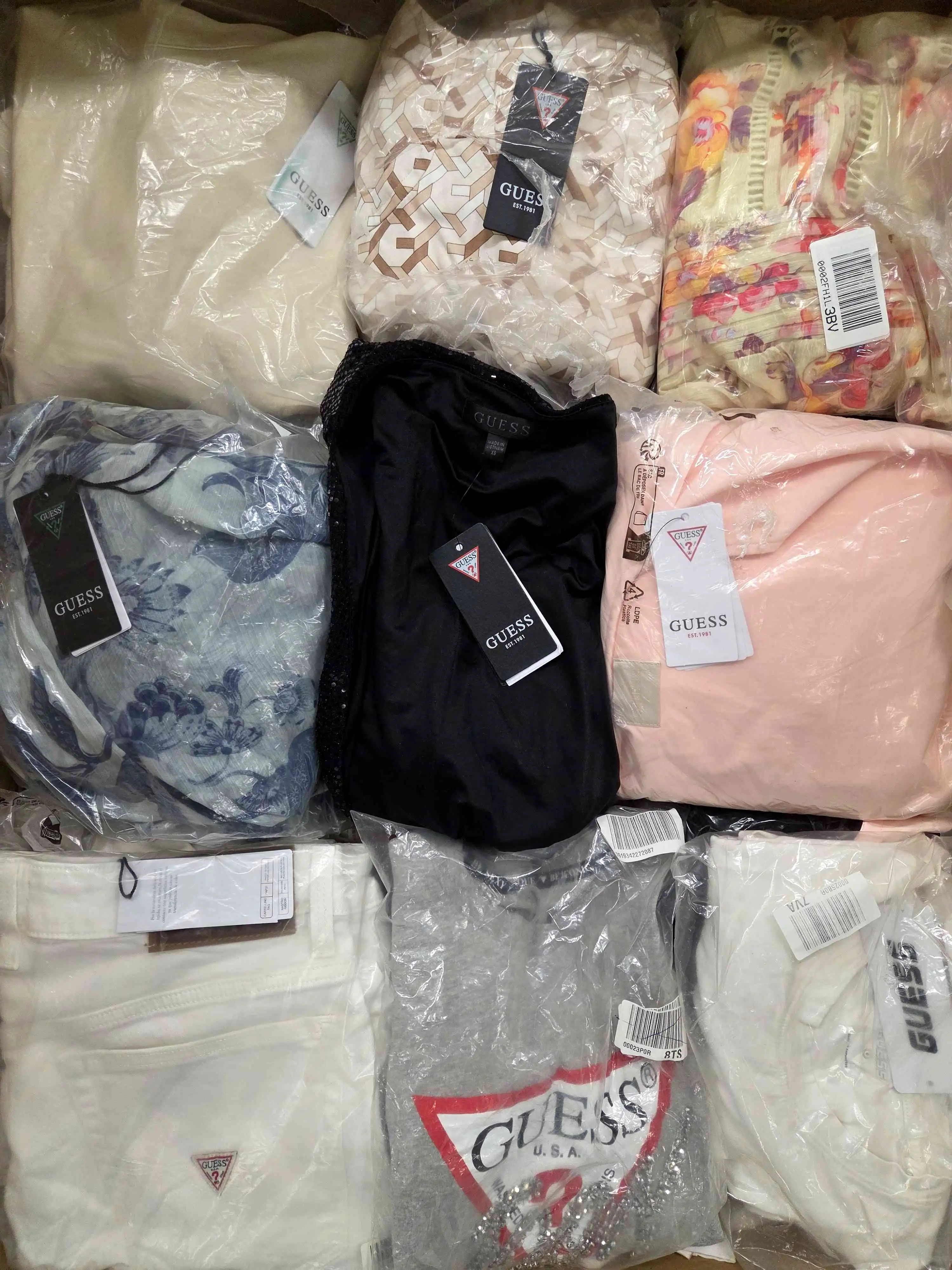 GB417 3 The photo shows a package with clothing in the category B.