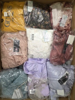 The photo shows a package with clothing in the category B.