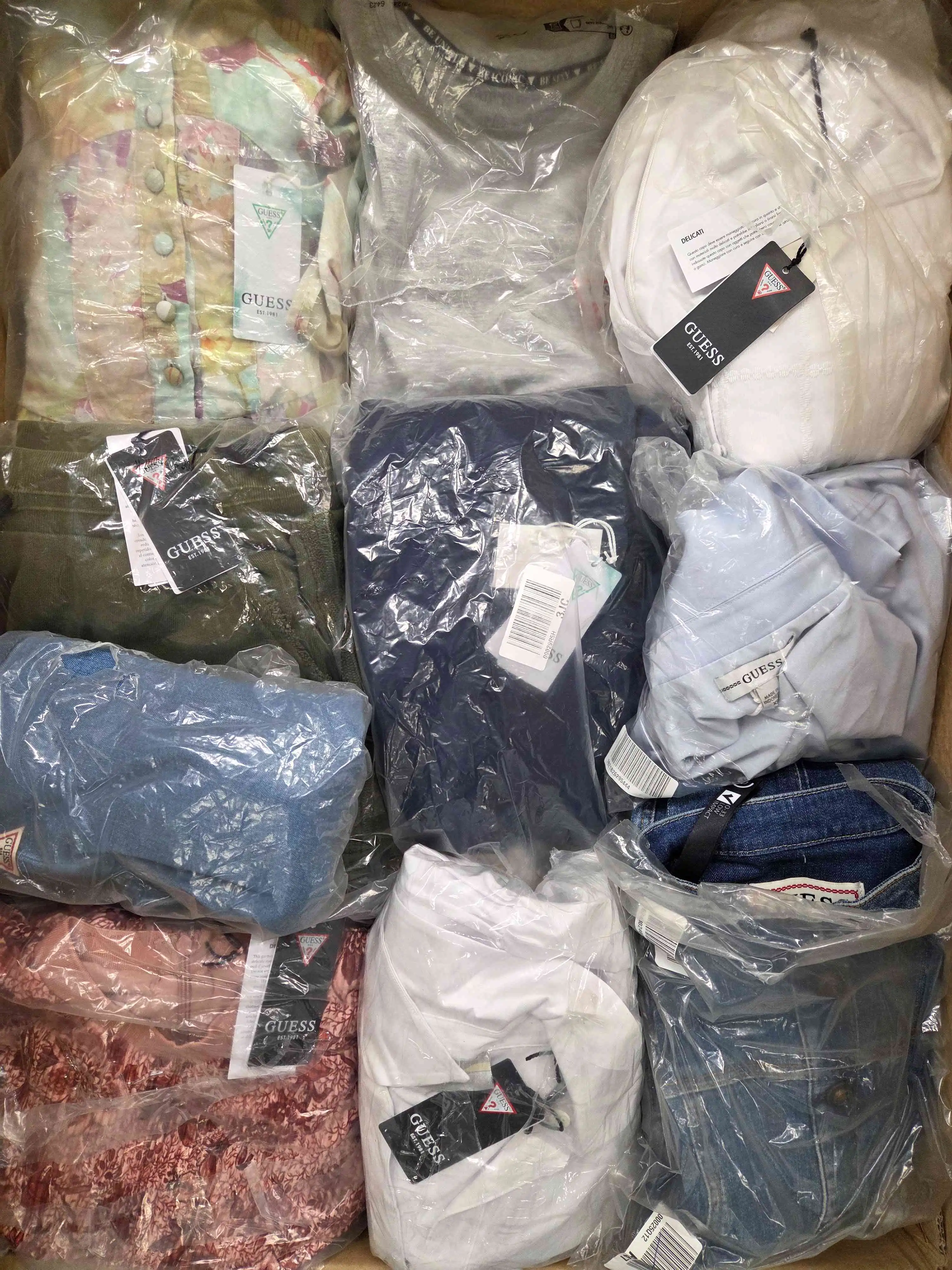 GB419 3 The photo shows a package with clothing in the category B.