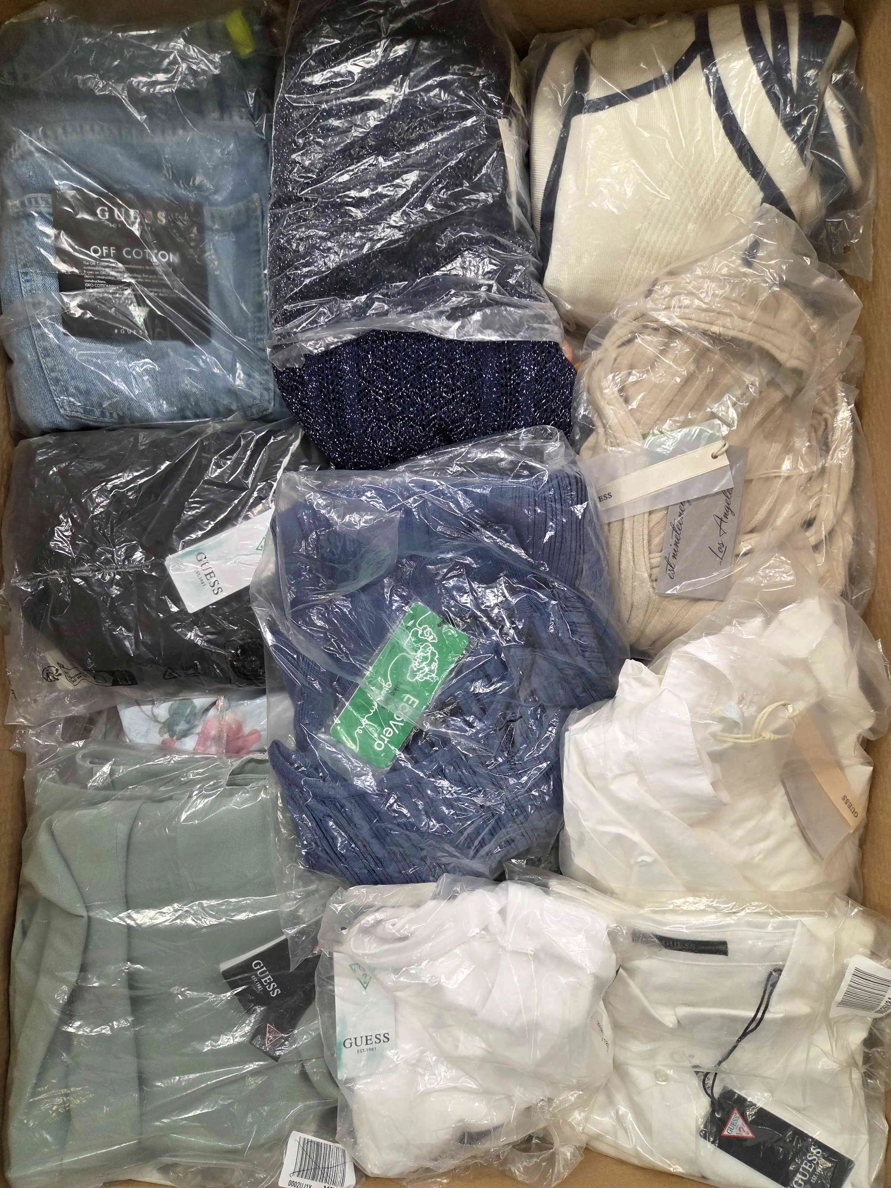 GB422 3 The photo shows a package with clothing in the category B.