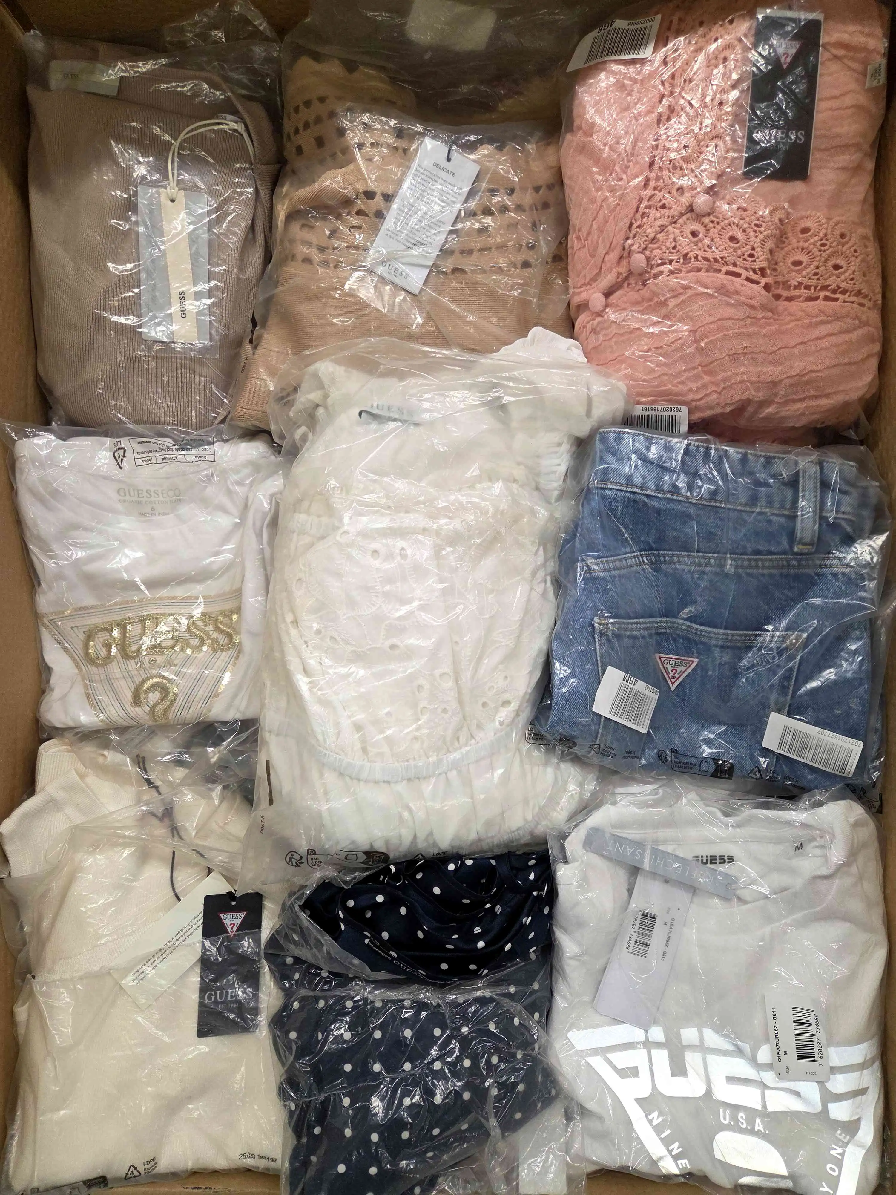 GB423 3 The photo shows a package with clothing in the category B.