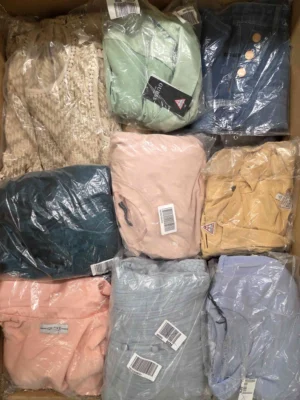 The photo shows a package with clothing in the category B.