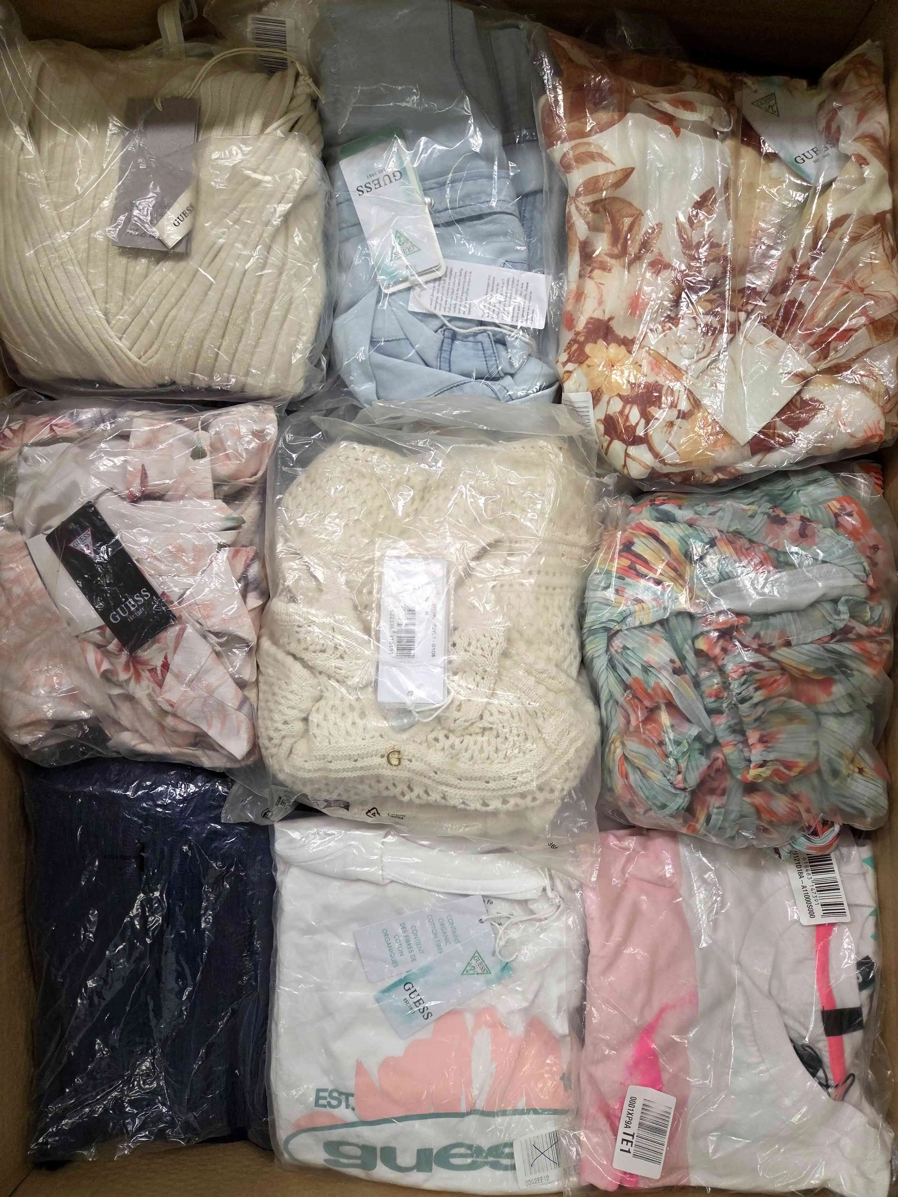 GB428 3 The photo shows a package with clothing in the category B.