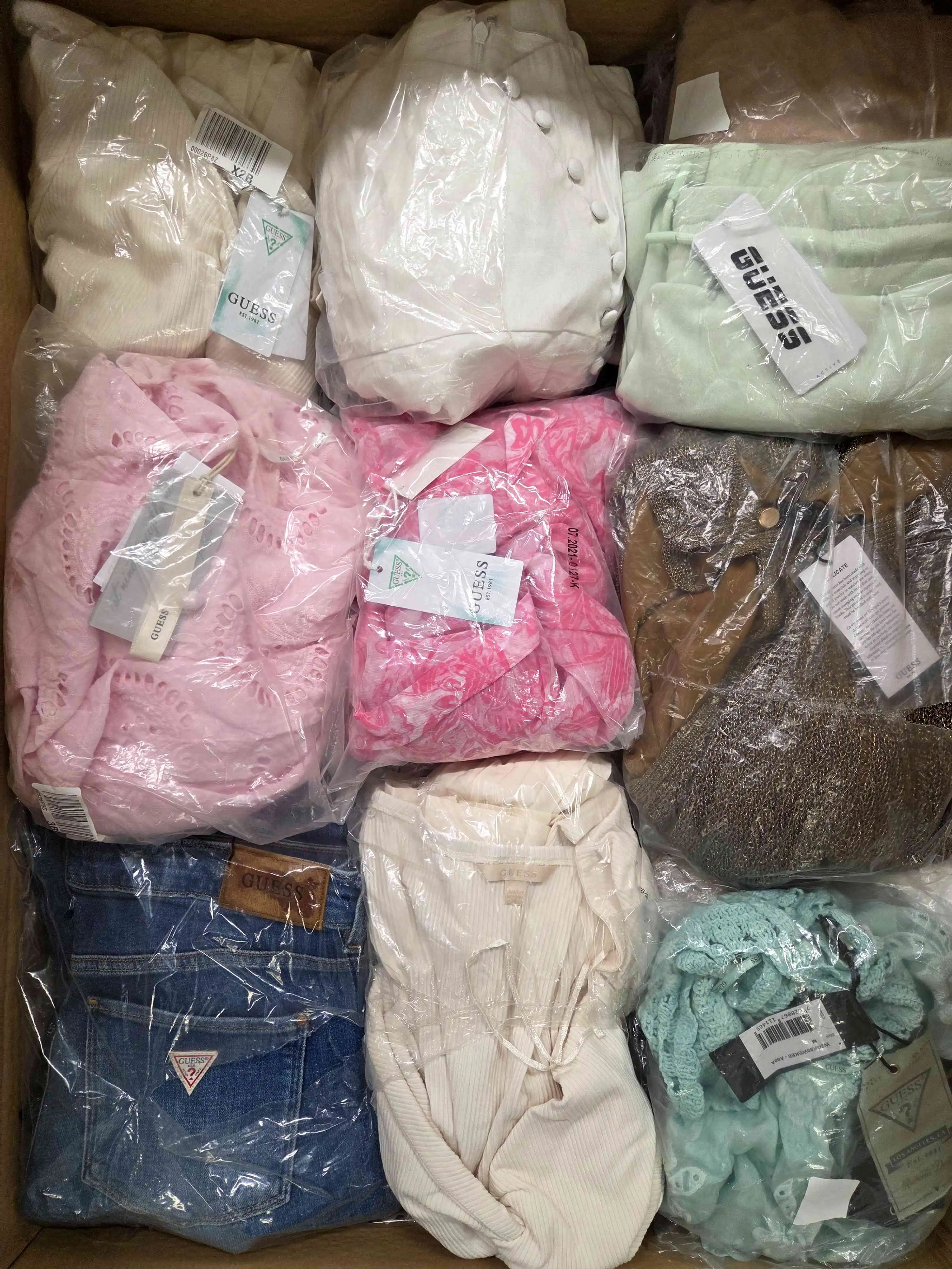 GB429 3 The photo shows a package with clothing in the category B.